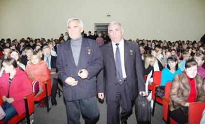Александр Викторенко (слева) и Виктор Рень приятно удивлены — в зале яблоку негде упасть.  Фото Валерия Бакланова. 