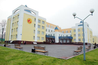 Здание гимназии № 5 привлекает внимание издалека. фото Валерия Бакланова и www.cap.ru.