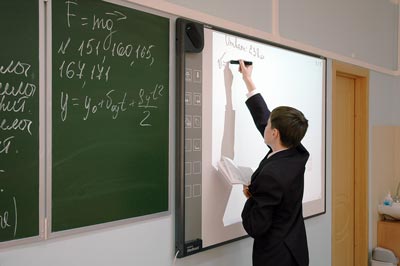 На интерактивном экране пишут специальным карандашом. Все, что выводит ученик, отражается на мониторе компьютера. 