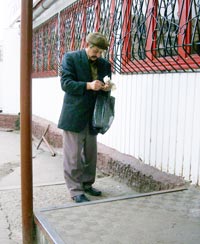 Перед входом в магазин стоит заглянуть в кошелек — нужно ли вообще заходить. Фото Валерия Бакланова.