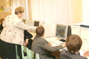 Надежда Старкова на уроках географии активно применяет информационно-коммуникационные технологии. Фото из архива школы .