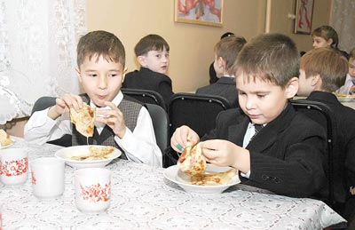 Блины со сгущенкой на завтрак ребята школы № 10 уплетают за обе щеки. 