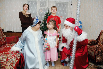 Настенька (в центре) верит в Деда Мороза.