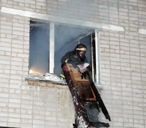пожар в доме № 31 по ул. Винокурова. Фото Валерия Бакланова.