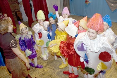 Воспитанники чебоксарского дома детского и юношеского творчества открывали “Созвездие”. Фото Валерия БАКЛАНОВА. 