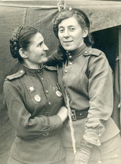 Антонина Назарова (слева) и ее подруга лаборантка Полина Блюмина (1945 год).