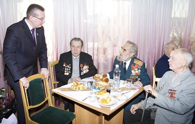 Павел Семенов во время встречи с ветеранами. Фото Валерия БАКЛАНОВА.