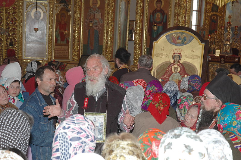 Александр дьячков в Соборе святого равноапостольного князя владимира рассказывает о крестном ходе и иконе божией матери “державная”. 
