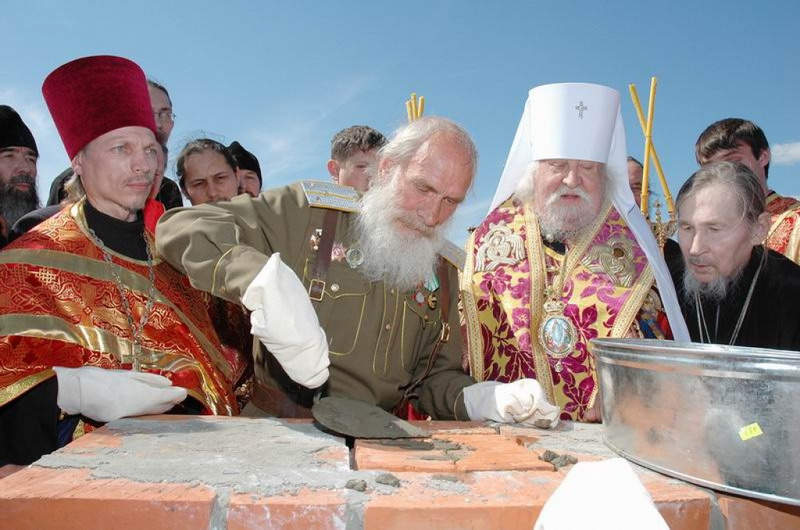 отец сергий, александр дьячков, владыка варнава, отец илия (слева направо) закладывают основу будущего храма. Фото Валерия Бакланова.