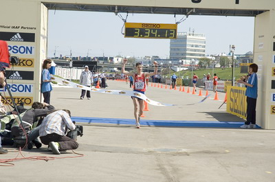Финиширует рекордсмен мира на 50 км Денис Нижегородов.