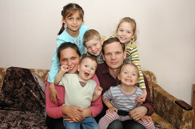 Семь счастливых “я” в семье Тишаковых. Фото Валерия Бакланова.