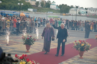 На “звездной дорожке” Людмила Мальцева и Юрий Назаров.