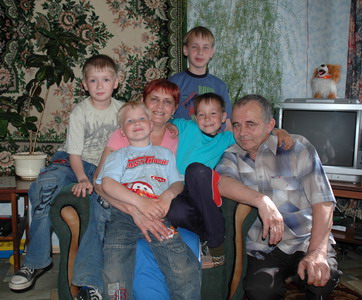 Лидия и Вячеслав Христодуловы с приемными сыновьями Пашей, Сашей и двумя Никитами.Фото Анастасии Григорьевой. 