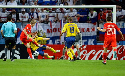 Матч Россия — Швеция. Роман Павлюченко забивает первый гол!  Фото www.sports.ru