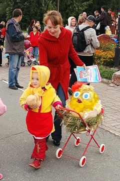 Оля Степанова, ее мама  и “суперкукольная” коляска.