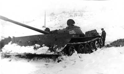 Боевая машина может поработать и бульдозером. Фото из архива С.Кашникова.