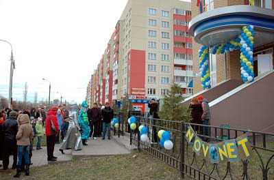 На улице у здания НКТВ организовали праздник для горожан.   Фото Валерия Бакланова.