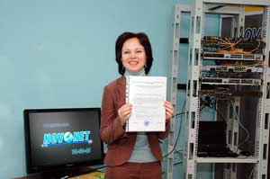 Директору НКТВ Алле Клычковой вручен главный документ сети передачи данных Novonet — разрешение на ее коммерческую эксплуатацию.   