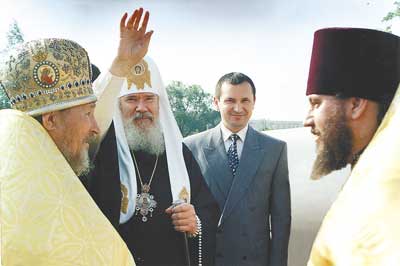 Алексий II приветствует новочебоксарцев во время первого визита в Чувашию.