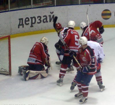 Голкипер “Сокола” Андрей Шутов отражает атаку оренбуржцев. Фото автора.