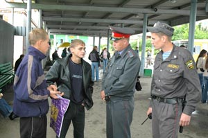 Старший лейтенант Александр Бархатов и старший сержант Антон Михеев во время дежурства  на автостанции. Фото Валерия Бакланова.  