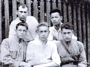 И.Торин (слева, нижний ряд) на встрече фронтовиков, вернувшихся в родную деревню. Сентябрь 1945 года.  Фото из архива И.Торина.
