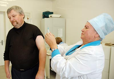 А.Васильева проводит вакцинацию.   Фото Валерия Бакланова.