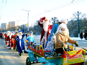 Деды Морозы поздравляют новочебоксарцев с наступающим Новым годом.