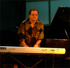 Пианист Андрей Разин, казалось, одновременно играл на рояле и на синтезаторе.