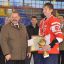 Олег Мельниченко вручает призы лучшему защитнику турнира Никите Шишкину.  Фото Владимира Лисицына