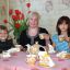 Елена Данилова с приемными детьми и внуком. Фото Валерия Бакланова.