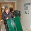 Директор НПК “Меркурий” А.Шефер показывает специальный контейнер, какие можно устанавливать  в домах. Фото Валерия бакланова. 