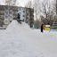 У главной елки, жаль, нет главной горки.  Но по ул. Комсомольской, 7 детей  не оставили без зимней забавы.