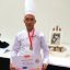Юрий Сиволоб с бронзовой медалью Кубка мира по кулинарному искусству на фоне своей конкурсной работы из шоколада.  Фото из архива кафе “Планета”