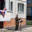 Руслан Николаев проникновенно исполнил песни военных лет во дворе для жителей Ельниковского микрорайона.