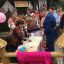 На чувашском подворье руководитель фольклорного коллектива “Уяв” Зинаида Козлова учит гостей лепить настоящий хуран кукли.