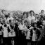1 сентября 1969 года — первая линейка в школе № 4. На переднем плане учитель начальных классов Раиса Зотова. Фото из архива школы  