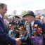 Михаил Игнатьев благодарит ветеранов.  Фото Марии СМИРНОВОЙ