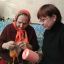 Алина Шишкина (справа) на все руки мастерица, легко научит вязанию мочалок. Фото из архива ЦСОН