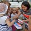 Заведующая детским отделением Лилия Гафурова обучает детей правильно чистить зубы.