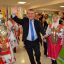 Узбек Абдували Ергашев вместе с чувашским фольклорным коллективом приветствует гостей.