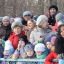Сотни детей вместе с родителями завороженно наблюдали за обрядом сжигания Масленицы.
