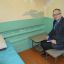 Омбудсмен Юрий Кручинин лично попробовал посидеть на стульчике за столом в ИВС в ОМВД России по Козловскому району.