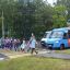 Дорогу группа учеников переходит в районе остановки “Химтехникум”. Фото Екатерины ШВАРГИНОЙ