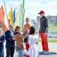 Клавдии Афанасьевой золотую медаль победительницы Кубка России вручает олимпийская чемпионка Елена Николаева. 