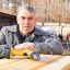 Иван Николаев продолжает трудиться плотником в Ельниковской роще. Фото Валерия Бакланова