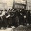 Делегаты I Всечувашского республиканского съезда советов в январе 1926 года. Даже в перерыве они продолжают обсуждать проект Конституции новой республики.