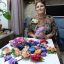 Это лишь небольшая часть работ авторства Клары Васильевой. Розы, орхидеи, одуванчики на брошках, венках и заколках сделаны из фоамирана, а словно настоящие. Фото автора