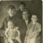 Геннадий Павлов с женой и старшими дочерьми Любовью и Екатериной, сзади — бабушка Надежда Ефимова.