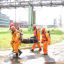 Газоспасатели ОАО “Химпром” выносят “пострадавшего”.  Фото Евгения КОРМИНА